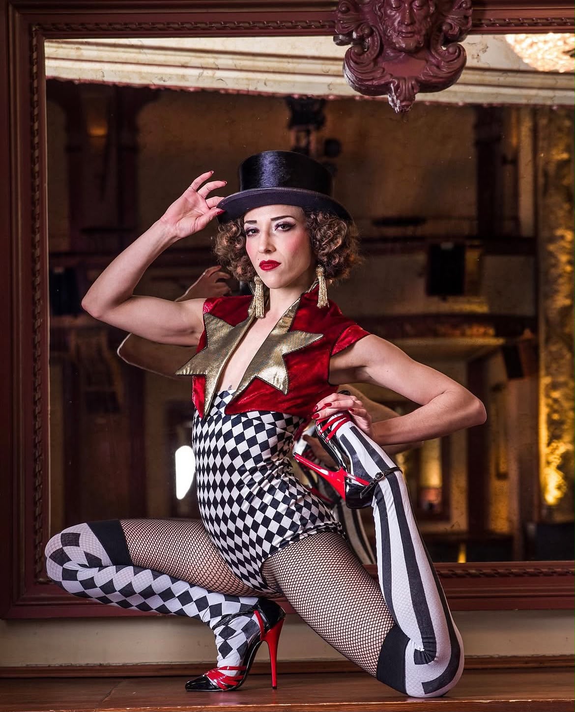 Soirée Cirque — Le grand chapiteau s'installe dans votre lieu : piste dorée, ors et enchantement.