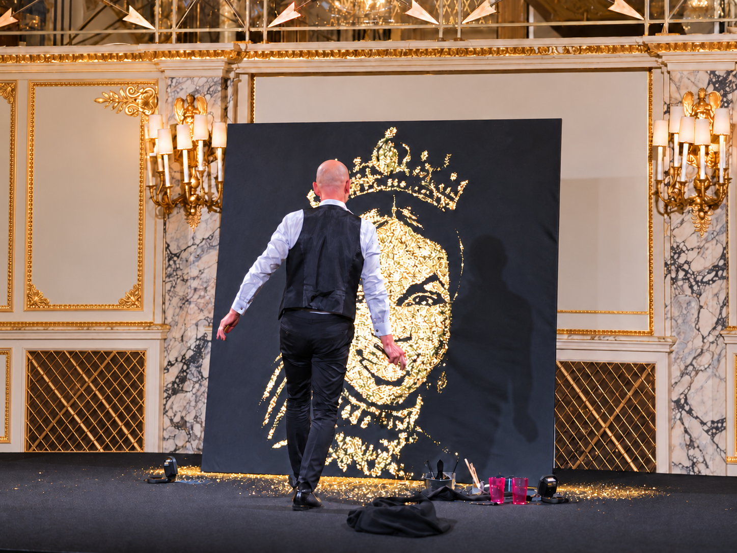 Glitter painter — Le portrait naît sous la poudre dorée, en cinq minutes.